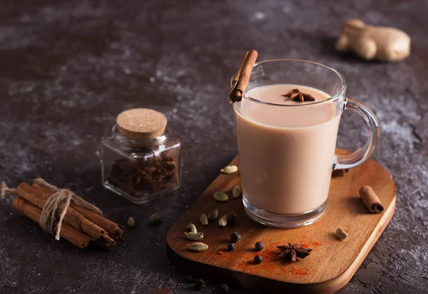 Ochucený Čaj Chai Vaření Černého Čaje Aromatickým Kořením Bylinkami — Stock fotografie