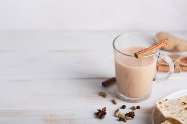 Aromatik baharatlar ve otlar ile siyah çay demleme tarafından yapılan çay çay aromalı. Kopya alanı ile görüntü