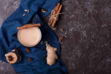 Kokulu baharat ve otlarla demlenmiş siyah çay ile yapılan çay çayı. Üst görünüm