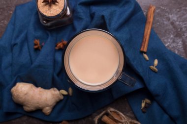 Kokulu baharat ve otlarla demlenmiş siyah çay ile yapılan çay çayı. Üst görünüm