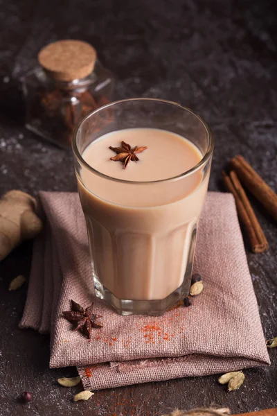 Herbata Aromatyzowana Chai Wykonane Przez Zaparzenie Czarnej Herbaty Aromatycznych Przypraw — Zdjęcie stockowe