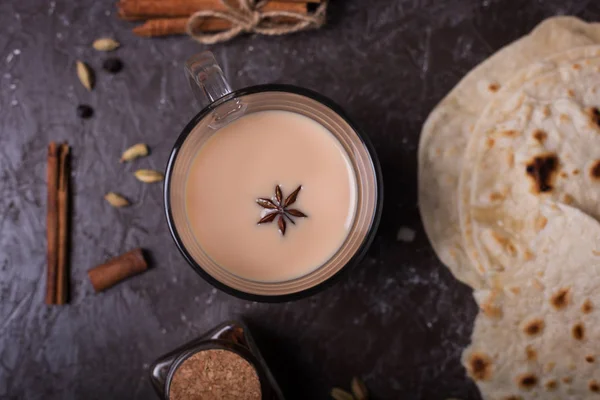 Chai Aromatizado Hecho Por Elaboración Negro Con Especias Aromáticas Hierbas — Foto de Stock