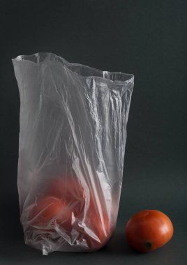 Sebze plastik torba koyu arka plan üzerinde. Görüntü yapay gıda depolama torbaları kullanılarak zarar gösterir