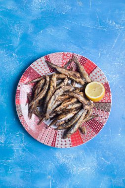 Deniz ürünleri. Küçük deniz balık, hamsi derin yağda kızartılmış. Üstten görünüm