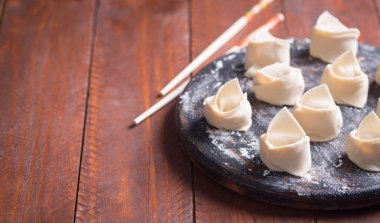 Ham mantı, Çin çanak yapılmış hamur ve dolgular