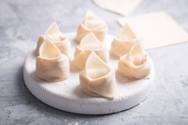 Ham mantı, Çin çanak yapılmış hamur ve dolgular