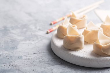 Ham mantı, Çin çanak yapılmış hamur ve dolgular