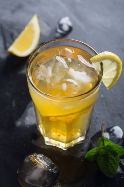 Cam buz ve nane ile ev yapımı limonata serinletici