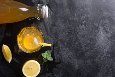 Kombucha limonata çay ve limon, kültür Scoby kullanılarak üretilen yapılmış bir fermente içecektir