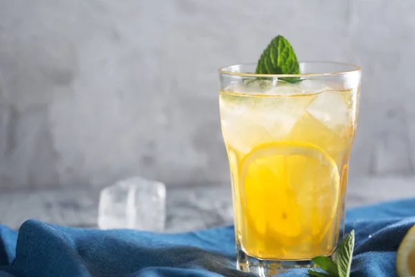 Bicchiere di rinfrescante limonata fatta in casa con ghiaccio e menta — Foto Stock