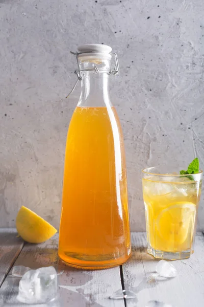 Лимонад Комбуча ферментований напій з чаю та лимона, вироблений з використанням культури SCOBY — стокове фото