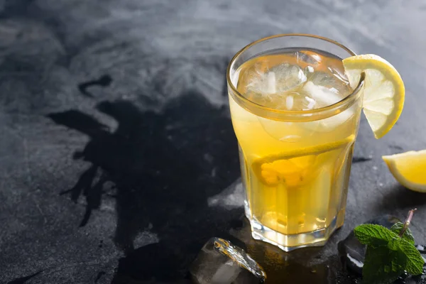 상쾌한 민트와 얼음 만든 레모네이드의 유리 — 스톡 사진
