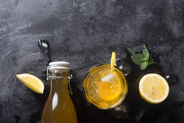 Kombucha 레모네이드는 차와 레몬, 문화 Scoby를 사용 하 여 생산에서 만든 발효 음료 — 스톡 사진