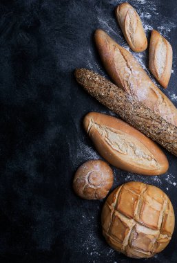 Siyah bir kara tahta üzerinde taze ekmek. Kopya alanı ile Üstten Görünüm