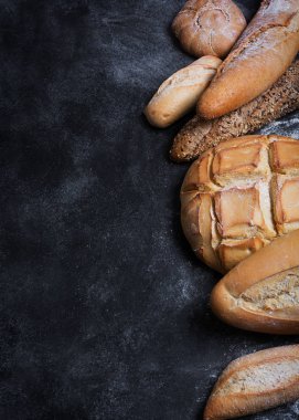 Siyah bir kara tahta üzerinde taze ekmek. Kopya alanı ile Üstten Görünüm