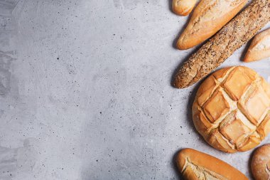 Gri beton zemin üzerine taze ekmek. Kopya alanı ile Üstten Görünüm