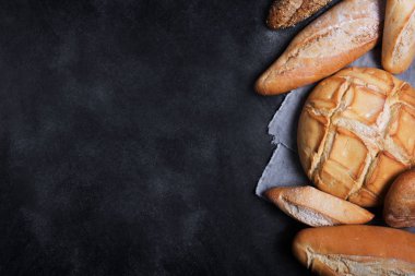 Siyah bir kara tahta üzerinde taze ekmek. Kopya alanı ile Üstten Görünüm