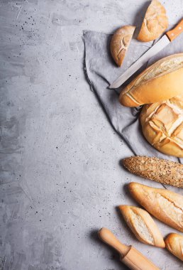 Gri beton zemin üzerine taze ekmek. Kopya alanı ile Üstten Görünüm