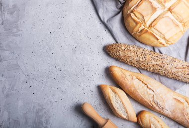 Gri beton zemin üzerine taze ekmek. Kopya alanı ile Üstten Görünüm