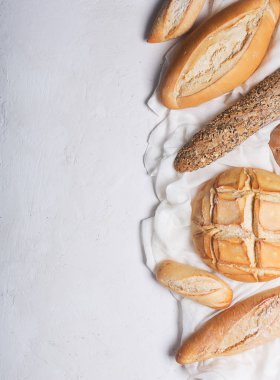 Beyaz bir arka plan üzerinde taze ekmek. Kopya alanı ile Üstten Görünüm