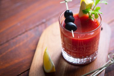 Buz, tuz ve cam ahşap bir masa üzerinde aperatifler kokteyl Bloody Mary