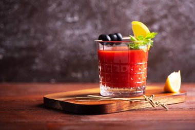 Buz, tuz ve cam ahşap bir masa üzerinde aperatifler kokteyl Bloody Mary