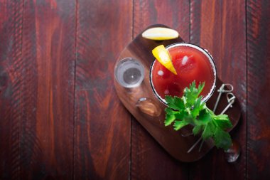 Buz, tuz ve cam ahşap bir masa üzerinde aperatifler kokteyl Bloody Mary