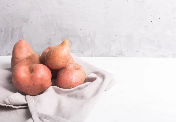 Модный уродливый органический картофель на столе — стоковое фото