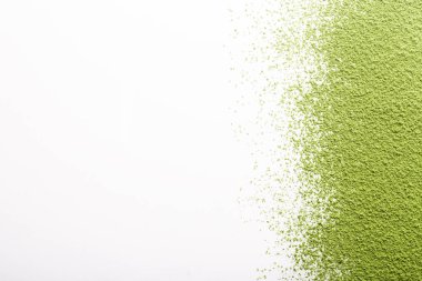 Yeşil çay Matcha kopya alanı ile beyaz izole