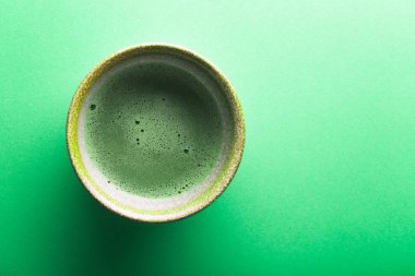 Çay Matcha üst görünümü greeen yüzeyinde bir kase