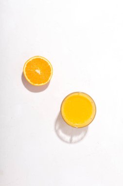 Suyu beyaz arka plan üzerinde portakal kullanılarak hazırlanan