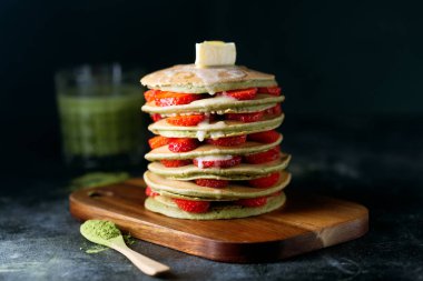 Çilek ve tereyağı ile ev yapımı matcha Krep. Kahvaltıya hazır.