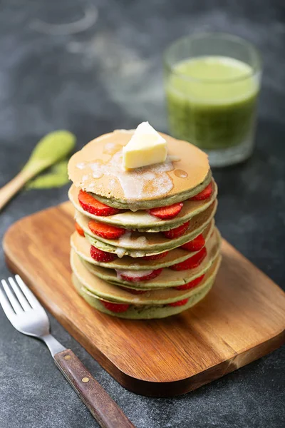 Hemlagad matcha pannkakor med jordgubbar och smör. Redo för frukost. — Stockfoto