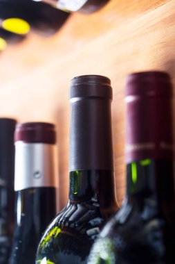 Avrupa'da bir içki mağazasında şarap şişeleri Boyun