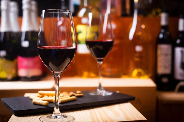 Egy pohár vörösbor, melyet egy Európa pincészete borkóstolásra készített — Stock Fotó