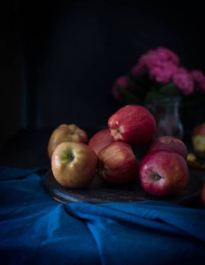 Koyu siyah arka plan üzerinde elma ile natürmort