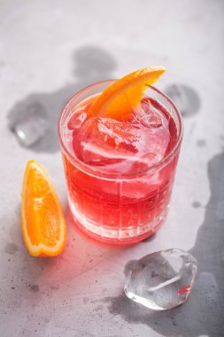 Taze buz çay carcade yaz kokteylportakal ve buz ile