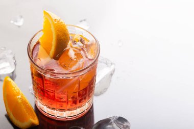 Taze kırmızı renkli alkollü kokteyl Aperol Spritz turuncu ve buz ile