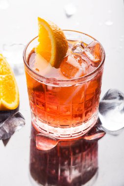 Taze kırmızı renkli alkollü kokteyl Aperol Spritz turuncu ve buz ile