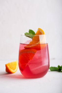 Portakal ve buz ile taze buz çay yaz kokteyli