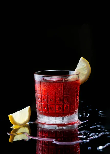 Friss piros színes egzotikus alkoholos koktél citrommal és jéggel — Stock Fotó