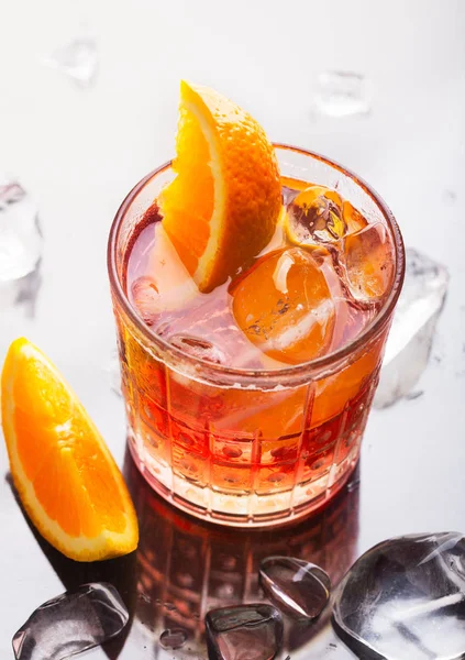 新鲜红色五颜六色的酒精鸡尾酒阿佩罗斯普利茨与橙色和冰 — 图库照片
