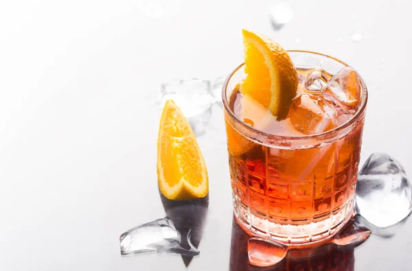 Cocktail alcoólico colorido vermelho fresco Aperol Spritz com laranja e gelo — Fotografia de Stock