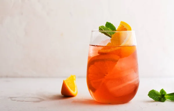 Sommercocktail aus frischen Eisbeeren mit Orange und Eis — Stockfoto