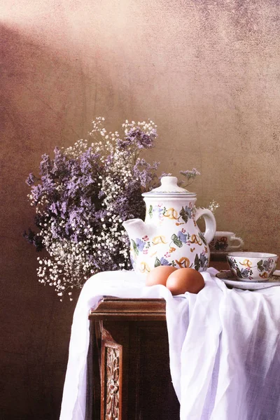 Csendélet egy spanyol stílusú kávéskanna és lila virágok — Stock Fotó
