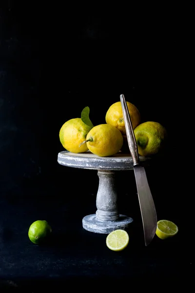 스탠드에 신선한 노란색 레몬과 정물 생활 — 스톡 사진
