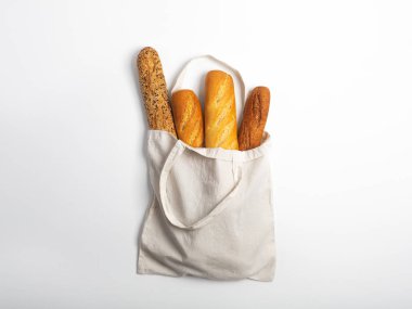 Yeniden kullanılabilir sıfır atık tekstil ekmek torbası, beyaz arka plan üzerinde üst görünümü