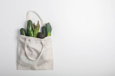 Yeniden kullanılabilir sıfır atık tekstil ürün çantası, fotokopi alanı ile beyaz arka plan üzerinde üst görünüm