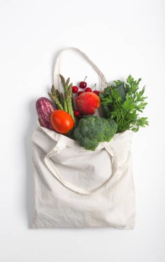 Yeniden kullanılabilir sıfır atık tekstil ürün çantası, beyaz arka plan üzerinde üst görünüm.