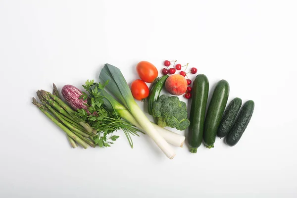 Comida saludable, incluyendo frutas, verduras y hierbas — Foto de Stock